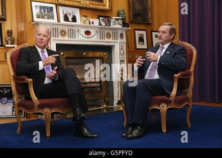 Stati Uniti Vice presidente Joe Biden e Taoiseach Enda Kenny durante il loro incontro bilaterale al palazzo del governo Giugno 21, 2016 a Dublino, Irlanda. Foto Stock