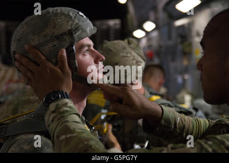 Libreville, Gabon. Xx Giugno, 2016. Soldati americani della ottantaduesima Airborne Division a bordo di una C17 lungo il tragitto da Fort Bragg, NC a Libreville, Gabon. L'ottantaduesima eseguirà parachute training su punto Denis, Gabon durante la Accord centrale. Gli Stati Uniti L'esercito dell'Africa esercizio annuale è un combinato di esercitazione militare che riunisce circa 1.000 militari da 14 nazioni partecipanti tra cui Francia, Gabon, Ciad, Repubblica Democratica del Congo, Camerun di treno in una vasta gamma di esercizi compresi di guerra nella giungla, medevac e paracadutismo. © David Honl/ZUMA filo/Alamy Live News Foto Stock