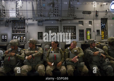 Libreville, Gabon. Xx Giugno, 2016. Soldati americani della ottantaduesima Airborne Division a bordo di una C17 lungo il tragitto da Fort Bragg, NC a Libreville, Gabon. L'ottantaduesima eseguirà parachute training su punto Denis, Gabon durante la Accord centrale. Gli Stati Uniti L'esercito dell'Africa esercizio annuale è un combinato di esercitazione militare che riunisce circa 1.000 militari da 14 nazioni partecipanti tra cui Francia, Gabon, Ciad, Repubblica Democratica del Congo, Camerun di treno in una vasta gamma di esercizi compresi di guerra nella giungla, medevac e paracadutismo. © David Honl/ZUMA filo/Alamy Live News Foto Stock