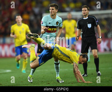 Nizza, Francia. Il 22 giugno, 2016. La Svezia di Zlatan Ibrahimovic sfide per la palla con il Belgio Thomas Meunier durante UEFA EURO 2016 Gruppo E partita di calcio tra la Svezia vs allo Stade de Nice in Nizza, Francia, 22 giugno 2016. Foto: Federico Gambarini/dpa/Alamy Live News Foto Stock