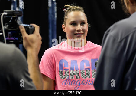 Louis, Missouri negli Stati Uniti d'America. Il 22 giugno, 2016. BRENNA DOWELL interviste con i membri dei media durante il media day per gli Stati Uniti Uomini ginnastica prove olimpiche tenutasi nella zona Chaifetz, St. Louis, Missouri. Credito: Amy Sanderson/ZUMA filo/Alamy Live News Foto Stock