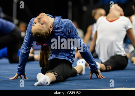 Louis, Missouri negli Stati Uniti d'America. Il 22 giugno, 2016. MADISON KOCIAN si allunga durante il media day per gli Stati Uniti Uomini ginnastica prove olimpiche tenutasi nella zona Chaifetz, St. Louis, Missouri. Credito: Amy Sanderson/ZUMA filo/Alamy Live News Foto Stock