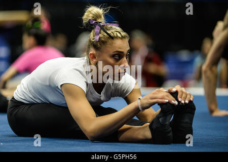 Louis, Missouri negli Stati Uniti d'America. Il 22 giugno, 2016. ASHTON LOCKLEAR si allunga durante il media day per gli Stati Uniti Uomini ginnastica prove olimpiche tenutasi nella zona Chaifetz, St. Louis, Missouri. Credito: Amy Sanderson/ZUMA filo/Alamy Live News Foto Stock