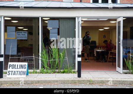 Oxford, Regno Unito. Il 23 giugno 2016. Stazioni di polling in Oxfordshire apre per il referendum dell'UE. Credito: Pete Lusabia/Alamy Live News Foto Stock