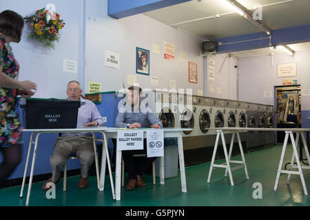 Oxford, Regno Unito. Il 23 giugno 2016. Una lavanderia a gettoni come stazione di polling in Oxford. Stazioni di polling in Oxfordshire apre per il referendum dell'UE. Credito: Pete Lusabia/Alamy Live News Foto Stock