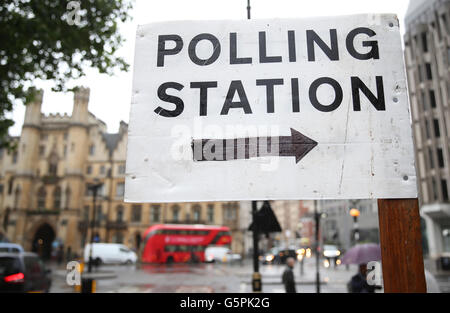 Londra, Regno Unito. Il 23 giugno, 2016. Un cartello che recita "stazione di polling' punti al seggio dove il Primo Ministro inglese David Cameron è in grado di esprimere il suo voto per il referendum Brexit, a Londra, UK, 23 giugno 2016. I britannici sono chiamati a decidere se rimanere o lasciare la UE in un referendum nello stesso giorno. Foto: MICHAEL KAPPELER/dpa/Alamy Live News Foto Stock