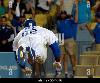 Los Angeles, California, USA. Il 22 giugno, 2016. Los Angeles Dodgers' Yasiel Puig i punteggi su un unico insieme con il suo compagno di squadra Howie Kendrick su un fielding errore da parte di cittadini di Washington center fielder Michael Taylor (non raffigurata) nel nono inning di una Major League Baseball gioco su Mercoledì, 22 giugno 2016 a Los Angeles. Los Angeles Dodgers ha vinto 4-3. (Foto di Keith Birmingham/ Pasadena Star-News) Credito: San Gabriel Valley Tribune/ZUMA filo/Alamy Live News Foto Stock