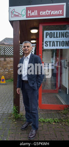 Streatham, London, Regno Unito. Il 23 giugno 2016. Il sindaco di Londra Sadiq Khan getta il suo voto nella UE Referendum a St Alban la Chiesa. Credito: Malcolm Park editoriale/Alamy Live News. Foto Stock