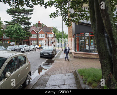 Streatham, London, Regno Unito. Il 23 giugno 2016. Il sindaco di Londra Sadiq Khan getta il suo voto nella UE Referendum a St Alban la Chiesa. Credito: Malcolm Park editoriale/Alamy Live News. Foto Stock