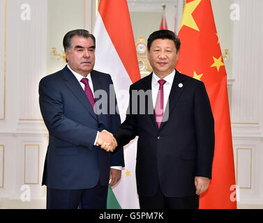 Tashkent, Uzbekistan. Il 23 giugno, 2016. Il presidente cinese Xi Jinping (R) si incontra con il presidente tagiko Emomali Rahmon a Tashkent, Uzbekistan, 23 giugno 2016. Credito: Li Tao/Xinhua/Alamy Live News Foto Stock