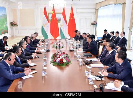 Tashkent, Uzbekistan. Il 23 giugno, 2016. Il presidente cinese Xi Jinping incontra il presidente tagiko Emomali Rahmon a Tashkent, Uzbekistan, 23 giugno 2016. Credito: Li Tao/Xinhua/Alamy Live News Foto Stock