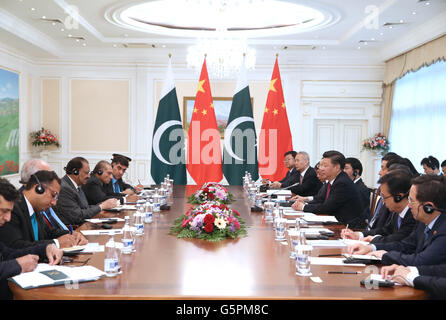 Tashkent, Uzbekistan. Il 23 giugno, 2016. Il presidente cinese Xi Jinping incontra il Presidente pakistano Mamnoon Hussain a Tashkent, Uzbekistan, 23 giugno 2016. Credito: Ma Zhancheng/Xinhua/Alamy Live News Foto Stock