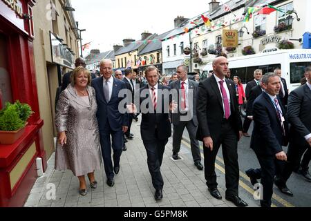 Castlebar, County Mayo, Irlanda. Il 22 giugno, 2016. Stati Uniti Vice presidente Joe Biden prende un tour a piedi con il Taoiseach Enda Kenny e moglie Fionnuala durante una visita alla sua casa ancestrale Giugno 22, 2016 a Castlebar, County Mayo, Irlanda. Credito: Planetpix/Alamy Live News Foto Stock