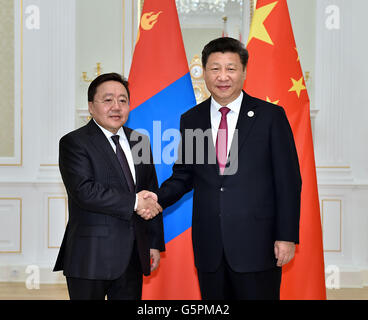 Tashkent, Uzbekistan. Il 23 giugno, 2016. Il presidente cinese Xi Jinping (R) si incontra con il presidente mongolo Elbegdorj Tsakhiagiin a Tashkent, Uzbekistan, 23 giugno 2016. Credito: Li Tao/Xinhua/Alamy Live News Foto Stock