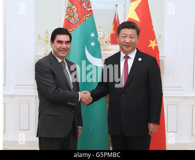Tashkent, Uzbekistan. Il 23 giugno, 2016. Il presidente cinese Xi Jinping (R) si incontra con il Presidente turkmeno Gurbanguly Berdymukhamedov a Tashkent, Uzbekistan, 23 giugno 2016. Credito: Ma Zhancheng/Xinhua/Alamy Live News Foto Stock