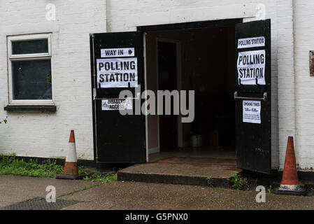 Londra, Regno Unito. Il 23 giugno 2016. La Battaglia di Bretagna Club in Uxbridge, a nord ovest di Londra, accoglie gli elettori nel referendum dell'UE. I loro locali MP, Boris Johnson, MP di Uxbridge e South Ruislip, teste il "lascia" campagna. Credito: Stephen Chung / Alamy Live News Foto Stock