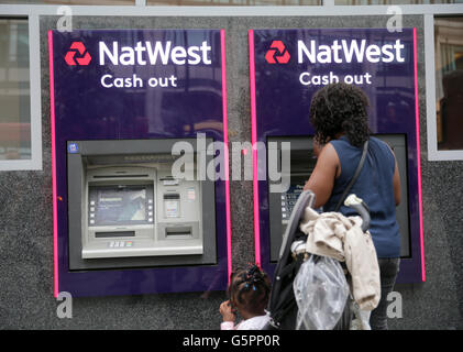 Londra, Regno Unito. Il 23 giugno, 2016. Una donna di prelevare denaro da un NatWest bancomat, il giorno dell'UE referendum, a Londra, UK, 23 giugno 2016. Foto: MICHAEL KAPPELER/DPA/Alamy Live News Foto Stock