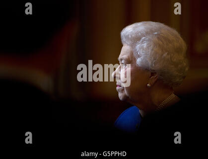 La Regina Elisabetta II visita l'Ufficio degli Esteri e del Commonwealth durante una visita ufficiale che fa parte delle sue celebrazioni giubilari. Foto Stock