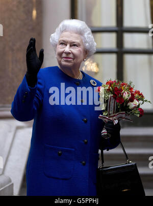 La Regina Elisabetta II guarda e si fa ondare ai membri del personale mentre visita l'Ufficio degli Esteri e del Commonwealth durante una visita ufficiale che fa parte delle sue celebrazioni giubilari. Foto Stock