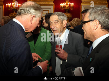 Il Principe di Galles medaglie per filantropia arti presentato Foto Stock