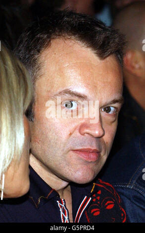 Il presentatore TV Graham Norton partecipa alla collezione autunno/inverno del fashion designer gallese Julien Macdonald durante la London Fashion Week alla West Lawn Tent di South Kensington, Londra. Foto Stock