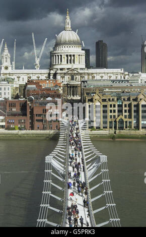 I pedoni attraversano il Millennium Bridge sul Tamigi a Londra a seguito di una modifica di 5 milioni di euro. Il ponte da 18.2 milioni di persone ha subito un'oscillazione sotto il peso di migliaia di pedoni quando è stato inaugurato nel giugno 2000. * dopo soli tre giorni gli operatori del ponte dovettero chiudere la struttura lunga 320 metri, che va dalla cattedrale di St Paul a nord del Tamigi a Londra fino a Tate Modern sulla riva sud. Foto Stock
