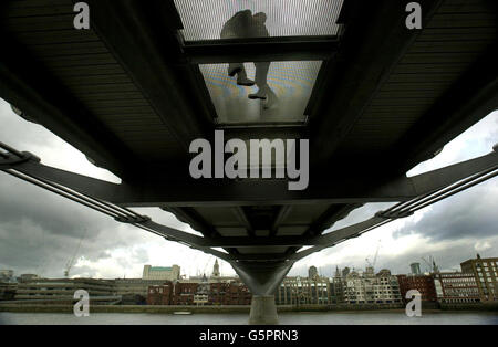 Un paio di escursionisti si scovano sul Millennium Bridge sul Tamigi dopo la riapertura a Londra dopo una modifica di 5 milioni di euro. Il ponte di 18.2 milioni di persone si è fatto oscillare sotto il peso di migliaia di pedoni quando è stato aperto per la prima volta nel giugno 2000. * dopo soli tre giorni gli operatori del ponte hanno dovuto chiudere la struttura lunga 320 metri, che va dalla Cattedrale di St Paul a nord del Tamigi a Londra fino a Tate Modern sulla riva sud. Foto Stock
