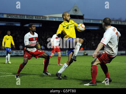 David McGoldrick (centro) di Coventry si allontana da Anthony Grant di Stevenage (a sinistra) e David Grey durante la partita della Npower League One al Lamex Stadium di Stevenage. Foto Stock