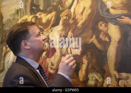 George Gordon, Senior Old Masters Specialist di Sotheby, vede 'il massacro degli Innocenti' di Peter Paul Rubens, che è andato inriconosciuto per più di due secoli e si prevede di raccogliere fino a 6 milioni di euro quando è stato messo all'asta più tardi nel corso dell'anno da Sotheby's. * Peter Paul Rubens, artista fiammingo, nonché disegnatore e ambasciatore, dipinse l'opera ad Anversa tra il 1609 e il 1611, sebbene l'immagine fosse stata erroneamente attribuita ad un seguace di Rubens, Frans de neve. L'opera di ispirazione biblica, che raffigura vividamente il momento in cui i soldati effettuano gli ordini del re Erode di uccidere tutti Foto Stock