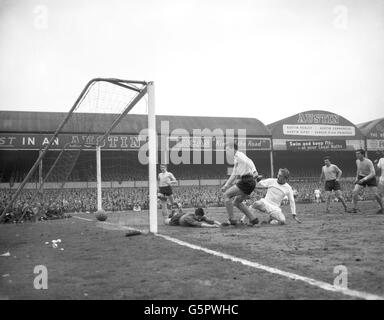 Manchester United Inside-left Denis Law, a destra, scivola la palla oltre il portiere di Southampton Ron Reynolds per segnare l'unico goal della semifinale della fa Cup al Villa Park di Birmingham. L'obiettivo si è Unito alla finale a Wembley contro Leicester City, che ha battuto Liverpool 1-0 a Sheffield nell'altra semifinale. Foto Stock