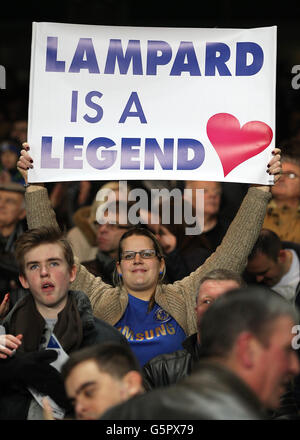 Calcio - Barclays Premier League - Chelsea / Queens Park Rangers - Stamford Bridge. Un fan del Chelsea ha un cartello a sostegno di Frank Lampard, che recita "Lampard is a Legend" Foto Stock
