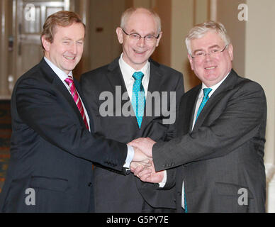 Taoiseach Enda Kenny (a sinistra) e Tanaiste e Ministro degli Affari Esteri e del Commercio, Eamon Gilmore (a destra), accolgono a Dublino il presidente del Consiglio europeo Herman van Rompuy (al centro), mentre l'Irlanda inizia i suoi sei mesi di Presidenza dell'UE, il castello di Dublino. Foto Stock