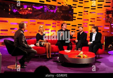 (Da sinistra a destra) Graham Norton, Emeli Sande, Quentin Tarantino, James McAvoy e Alan Davies durante le riprese del Graham Norton Show presso i London Studios a sud di Londra. Foto Stock