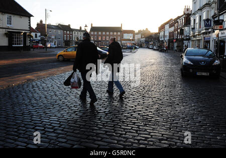 Una vista generale che mostra gli storici ciottoli conosciuti come setti nel mercato di Sabato, Beverley, East Yorkshire, che saranno rimossi la prossima settimana in un centro della città di trasformazione. Foto Stock