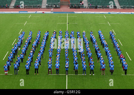 Dopo il successo dei costruttori olimpici e degli ambasciatori di Londra, il Saracens Rugby Club svelerà i pionieri, la loro squadra di volontari della giornata di partite all'Allianz Park, il nuovo stadio di Barnet, a nord di Londra. Foto Stock