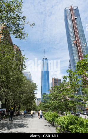 Vista guardando su West Street verso la One World Trade Center e 50 West Street, New York. Foto Stock