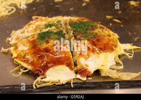 Golosa Okonomiyaki, servita Hiroshima-stile in Hiroshima, Giappone Foto Stock