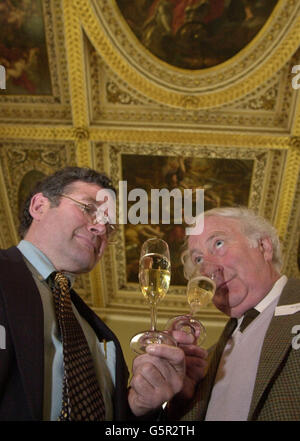 Assaggiatori di champagne assaggiano champagne presso la Banqueting House di London's Whitehall, presso quello che gli organizzatori hanno dichiarato essere la degustazione più grande del mondo. Gli intenditori hanno potuto degustare circa 68 marche che rappresentano più di 200 vini diversi. * l'anno scorso la Gran Bretagna ha importato più di 25 milioni di bottiglie di bollicine. Foto Stock