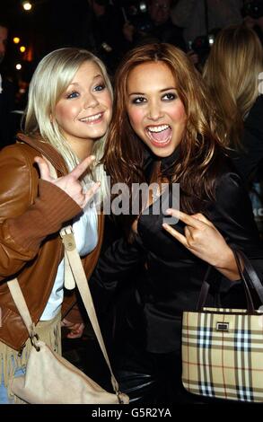 Suzanne Shaw (a sinistra) e Myleene Klass del gruppo pop Hear'Say arrivano all'Empire Cinema di Leicester Square a Londra, per la prima volta di Ali G InDaHouse. Foto Stock