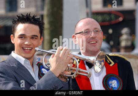 Pop Idol ha fatto il secondo classificato Gareth Gates durante una fotocellula nella Leicester Square di Londra, facendo una campagna per l'offerta di Bradford di diventare la capitale europea della cultura 2008. Foto Stock