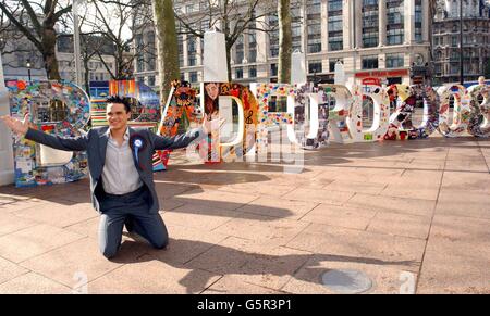 Pop Idol ha fatto il secondo classificato Gareth Gates durante una fotocellula nella Leicester Square di Londra, facendo una campagna per l'offerta di Bradford di diventare la capitale europea della cultura 2008. Foto Stock