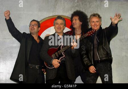 Il comico ben Elton (a sinistra), l'attore Robert De Niro (a sinistra) e i membri della rock band Queen Brian May e Roger Taylor (a destra) durante una conferenza stampa al Dominion Theatre di Londra per promuovere il musical rock 'We Will Rock You'. * ... Il musical, scritto da Elton e May e prodotto da De Niro's Tribecca Productions, sarà aperto al pubblico al Dominion Theatre. Foto Stock