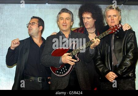 Il comico ben Elton (a sinistra), l'attore Robert De Niro (a sinistra) e i membri della rock band Queen Brian May e Roger Taylor (a destra) durante una conferenza stampa al Dominion Theatre di Londra per promuovere il musical rock 'We Will Rock You'. * ... Il musical, scritto da Elton e May e prodotto da De Niro's Tribecca Productions, sarà aperto al pubblico al Dominion Theatre. Foto Stock