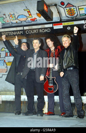 Il comico ben Elton (a sinistra), l'attore Robert De Niro (a sinistra) con i membri della rock band Queen Brian May e Roger Taylor (a destra) durante una conferenza stampa al Dominion Theatre di Londra per promuovere il musical rock 'We Will Rock You'. * ... Il musical, scritto da Elton e May e prodotto da De Niro's Tribecca Productions, sarà aperto al pubblico al Dominion Theatre. Foto Stock