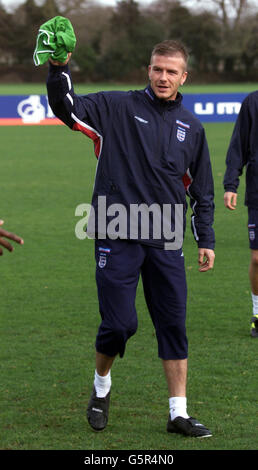 Il capitano inglese David Beckham si allena con la squadra all'abbazia di Bisham prima di partire per Amsterdam per l'amichevole internazionale contro l'Olanda. Foto Stock