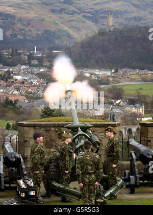 I soldati della Regiment Royal Artillery del 105 realizzano un saluto da 41 pistole dai bastioni del Castello di Stirling, come segno di rispetto per la compiuta Regina Elisabetta, la Regina Madre, che morì all'età di 101 anni, il 30/3/02. Foto Stock