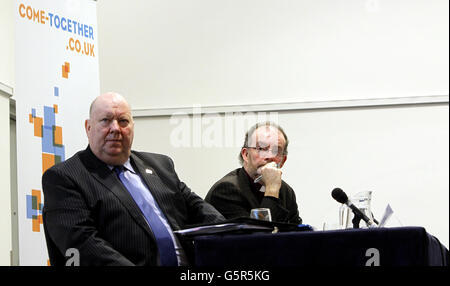 Il sindaco Joe Anderson del Signore di Liverpool e il vescovo di Liverpool James Jones partecipano alla conferenza "come Together" che si tiene presso l'Arena Convention Center di Liverpool. Foto Stock