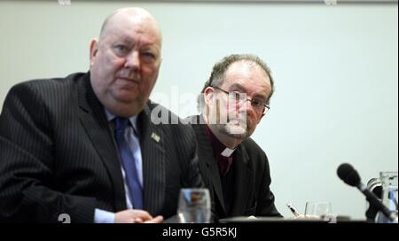 Il sindaco Joe Anderson del Signore di Liverpool e il vescovo di Liverpool James Jones partecipano alla conferenza "come Together" che si tiene presso l'Arena Convention Center di Liverpool. Foto Stock