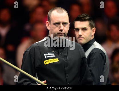 Snooker - 2013 Betfair Masters - 6° giorno - Alexandra Palace. Mark Williams (a sinistra) prende il colpo mentre Mark Selby guarda al sesto giorno dei Betfair Masters ad Alexandra Palace, Londra. Foto Stock