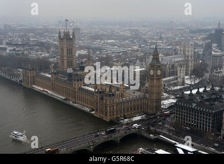 1000 persone hanno sfidato le condizioni meteorologiche avverse al EDF Energy London Eye questa mattina, accodandosi nella neve per la riapertura dell'"Lift London" e per una rotazione libera. Foto Stock